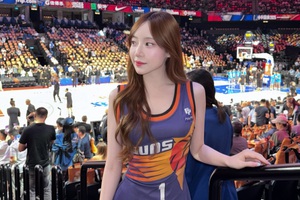 Ngẫu hứng chụp hình ở sân bóng rổ, hot girl bất ngờ viral vì quá xinh đẹp