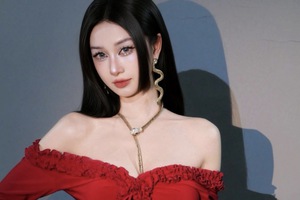 Jun Vũ cosplay Boa Hancock theo phong cách "kín cổng cao tường"