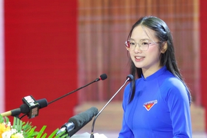 Profile siêu xịn của nữ đoàn viên áo xanh đang HOT nhất MXH: Vừa lên mạng đã va phải "con nhà người ta"!