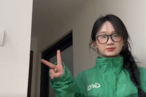 Bắt gặp cô gái chạy Grab, CĐM ngỡ ngàng trước nhan sắc dịu dàng đến khó tin