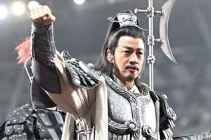 Hà Nhuận Đông hóa thân Tây Sở Bá Vương Hạng Vũ trên sân bóng, khí chất "vô đối" sau 14 năm