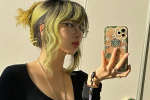 Mercury Nguyen tiếp tục khoe dáng nhưng trang phục khiến fan lo ngại