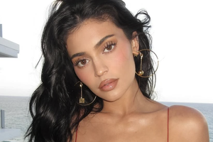 Kylie Jenner khoe body "đồng hồ cát" cực cháy, hé lộ kho túi Hermès trị giá hàng chục tỷ đồng