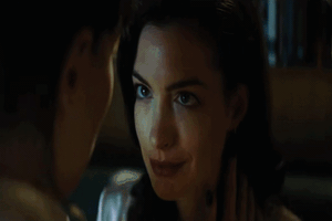 Mở mắt đúng cách thấy là thấy Anne Hathaway hôn Dakota Johnson, đóng chung phim 18+ thì ai làm lại 2 chị?