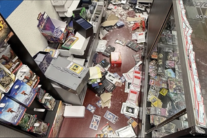 Đào hầm xuyên tường, nhóm trộm đột nhập cửa hàng thẻ bài Pokémon, lấy đi số hàng hóa lên tới 180.000 USD