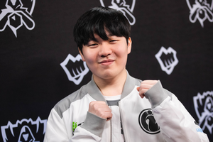 Nữ MC Hilda bất ngờ bị người yêu mới của cựu vương CKTG "phản damage"