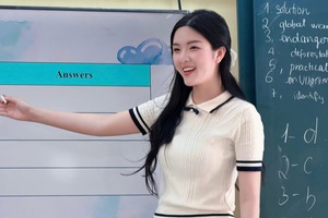 Bật mí sức hút của cô giáo tiếng Anh "nhà người ta": Vừa giỏi vừa duyên, thảo nào người xem "mê tít"!