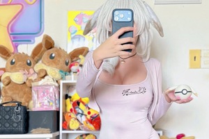Nữ coser trình làng "outfit" lấy cảm hứng từ Pokémon, lộ vòng 2 lùm lùm vẫn tự tin ngút ngàn!