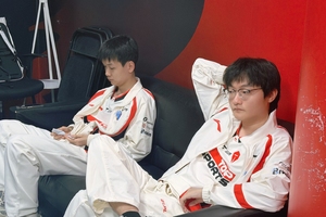 Đặt chuyện về đàn em, cựu vương CKTG nhận cái kết đắng