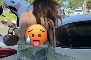 "Gạch đá" cũng không cản nổi, gái xinh tiếp tục gây tranh cãi với màn "đốt mắt" áo hở lưng mong manh