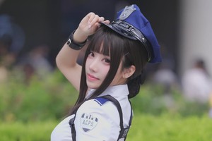 Hóa thân thành nữ cảnh sát, hot coser này khiến anh em game thủ đồng loạt "giơ tay" xin hàng