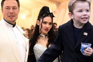 Grimes, người phụ nữ kỳ lạ sinh con cho tỷ phú Elon Musk: Tự phẫu thuật nhãn cầu, đóng thuyền chở gà và làm nhạc về ngày tận thế