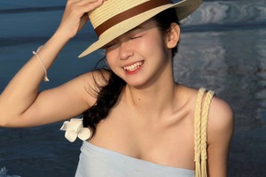 Hà Phi Yến chẳng cần bikini, một nụ cười đủ "gây bão" mạng