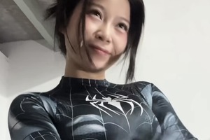 "Đam mê" biến hình Người Nhện khoe body cực nét, nữ PT gym khiến fans Marvel trầm trồ với màn đu xà như phim