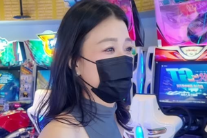 Ăn mặc phản cảm ngay giữa TTTM, cô gái khiến người xem "đứng hình" trước sự vô tư