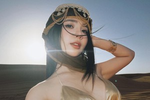 Nóng "bỏng mắt" với bộ ảnh giữa sa mạc của nữ TikToker 13 triệu follow