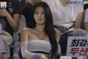 Xuất hiện hot girl "nữ thần" tại sân vận động, CĐM truy lùng danh tính rồi phát hiện sự thật gây lạnh gáy