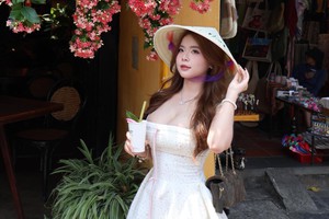 Phố cổ Hội An đầy thơ mộng, càng cuốn hút hơn khi có hot girl xinh đẹp này xuất hiện
