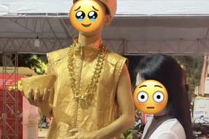 Nữ streamer đăng video quấy rối bức tượng hút 11 triệu lượt xem, vì view mà bất chấp?