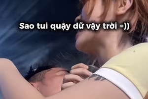 MisThy thân mật, để một nam đồng nghiệp hôn má