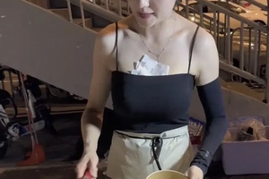 Lương 10 triệu, hot girl mở quán cơm chiên tại chợ đêm hút khách
