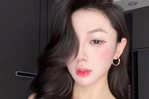 Quảng cáo bất chấp trang phục nhạy cảm, Trần Hà Linh khiến người xem không khỏi ái ngại
