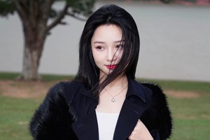 Hoa Nhật Huỳnh hóa "tỷ tỷ" quý phái, fan "dụi mắt" mãi mà chẳng thể nhận ra