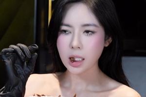 Mukbang gián sấy khô, hot girl gây "náo loạn" CĐM vì độ can đảm