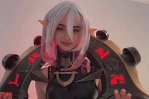 Ăn mừng 200.000 sub, nữ streamer "chơi lớn" cosplay chiều fan