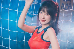Hot girl "chơi lớn" mùa bóng đá, cổ vũ hàng loạt đội bóng cùng lúc để "không mất lòng" ai