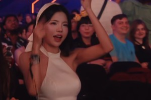 MC Mai Dora gây sốt trên sóng trực tiếp EWC nhờ nhan sắc rạng rỡ