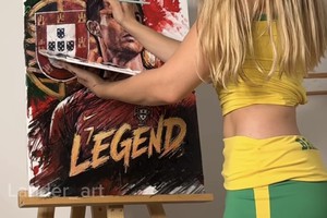 Nữ họa sĩ 1,3M sub gây bão khi "sút bóng" vẽ chân dung Ronaldo