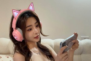 Quảng cáo tai nghe nhưng "lỡ" xinh đẹp quá mức, nữ game thủ khiến CĐM không khỏi xao xuyến