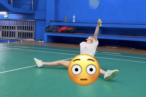 Cô gái trổ tài "xoạc" ngay trên sân cầu lông thu về gần 6 triệu lượt xem, fan ngỡ ngàng