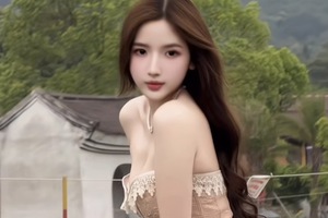 Xem lại clip cưỡi ngựa của mình, gái xinh phấn khích "tự lụy"