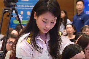 Nữ cán bộ thuế gây "sốt" mạng xã hội vì quá xinh đẹp: Tưởng lạ hóa ra rich kid nổi tiếng!