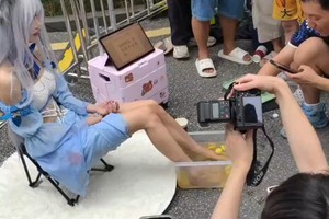 Sốc! Nữ coser rao bán "nước ngâm chân", công khai bằng giá cốc trà sữa