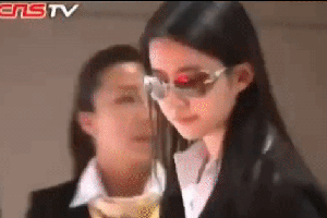 Lưu Diệc Phi đẹp chấn động đi ngang qua triển lãm ô tô chốt luôn siêu xe 17 tỷ, còn tặng vàng ồ ạt
