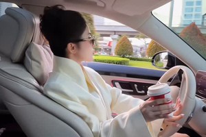 Vừa lái xe, vừa "sống ảo" quay video, hot girl bị CĐM chỉ trích nặng nề