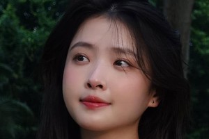 Thần thái 0 điểm của cô gái Việt Nam được ví như “tình đầu quốc dân", nhan sắc bùng nổ trên đất Pháp