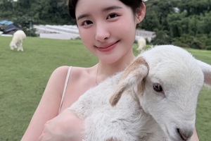 Nữ coser diện váy hở bạo đi nông trại, hớ hênh vùng nhạy cảm tạo làn sóng tranh cãi