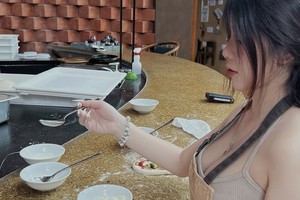 Cô gái xinh đẹp khiến fan nam rung rinh với khoảnh khắc tự tay làm Pizza cực cuốn hút