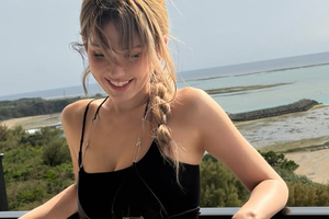 Nữ thần tượng Kpop diện mốt quần tụt, khoe trọn cơ bụng số 11 khiến netizen nghẹt thở
