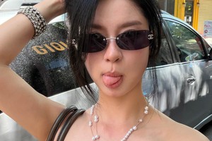 Chỉ lên đồ đi ăn kem, nhan sắc Hàn Hằng cũng "bén" cỡ này!