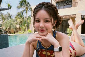 Hết Người Nhện, MXH giờ đây xuất hiện cả... hot girl Siêu Nhân đi tắm biển, tạo dáng!