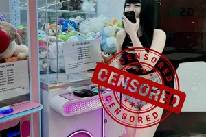 Mặc đồ "thiếu trước hở sau" đi khu vui chơi công cộng, cô gái khiến người qua đường ngán ngẩm cực độ