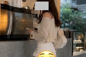 Mặc váy ngắn đi cà phê nhưng gặp sàn nhà bằng gương, cô gái tạo nên tranh cãi "nóng" trên mạng xã hội
