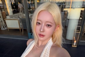 Bất ngờ "lên hình" ở Phú Quốc, người đẹp xứ Kim Chi khiến dân tình chao đảo với gu thời trang táo bạo giữa cảnh biển thơ mộng