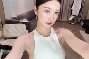 Jun Vũ gây sốt với bức ảnh selfie "tràn màn hình": Visual ngọt ngào, body quyến rũ khó rời mắt