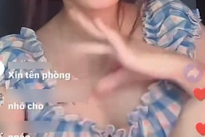 Biến tướng chiêu trò game tương tác khều donate, nữ TikToker tác động vòng 1 phản cảm gây bức xúc